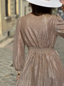 Robe dorée manches longues femme Pénélope avec décolleté V et taille ceinturée – Siamoise