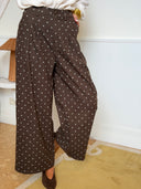 Pantalon Vivianne en flanelle marron à pois coupe large – Siamoise