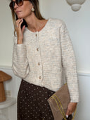 Cardigan Ambroise beige écru chiné femme à boutons dorés et poches plaquées – Siamoise