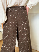 Pantalon Vivianne en flanelle marron à pois coupe large – Siamoise
