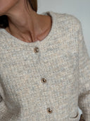 Cardigan Ambroise beige écru chiné femme à boutons dorés et poches plaquées – Siamoise