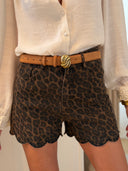 Short Judie léopard en jean 100% coton taille haute à bord festonné – Siamoise