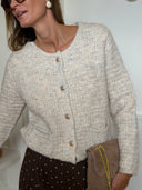 Cardigan Ambroise beige écru chiné femme à boutons dorés et poches plaquées – Siamoise