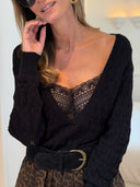 Pull noir femme réversible Agathe col V avec empiècement brodé – Siamoise