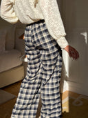 Pantalon Séraphin femme à carreaux tartan bleu marine et écru effet flanelle – Siamoise