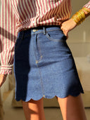 Jupe courte Judie en denim brut taille haute à bord festonné – Siamoise