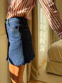 Jupe courte Judie en denim brut taille haute à bord festonné – Siamoise