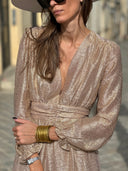 Robe dorée manches longues femme Pénélope avec décolleté V et taille ceinturée – Siamoise