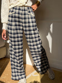 Pantalon Séraphin femme à carreaux tartan bleu marine et écru effet flanelle – Siamoise