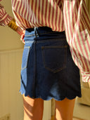 Jupe courte Judie en denim brut taille haute à bord festonné – Siamoise
