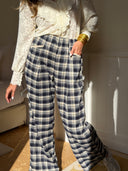 Pantalon Séraphin femme à carreaux tartan bleu marine et écru effet flanelle – Siamoise