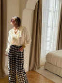 Pantalon Séraphin femme à carreaux tartan bleu marine et écru effet flanelle – Siamoise