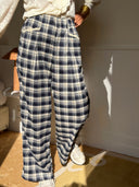 Pantalon Séraphin femme à carreaux tartan bleu marine et écru effet flanelle – Siamoise