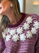 Pull femme Célestine rayé mauve et bordeaux à fleurs écrues en relief – Siamoise
