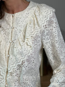 Blouse blanche brodée femme Glarine à volants et col jabot – Siamoise